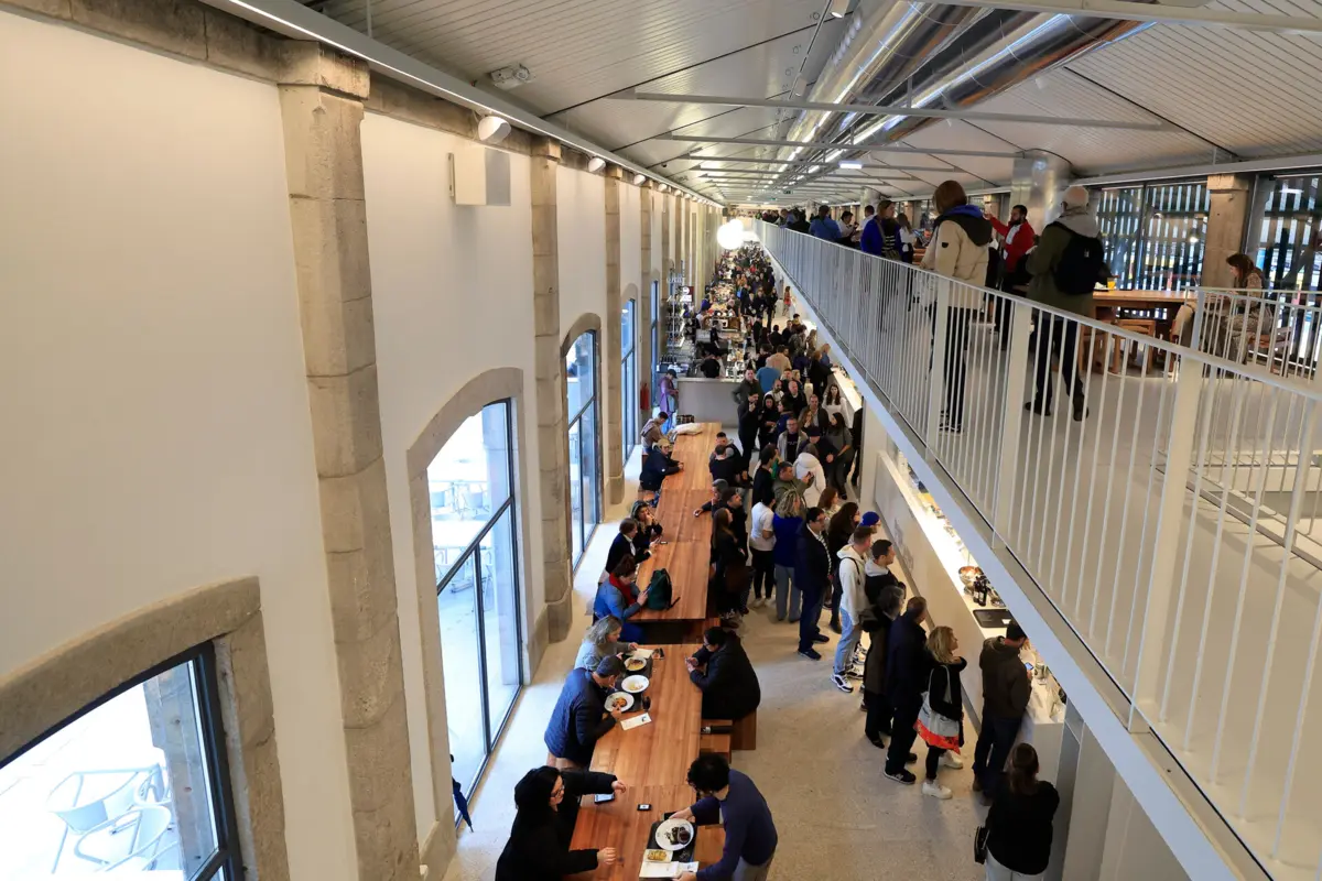 Dezenas de pessoas foram conhecer o Mercado Time Out no Porto, esta sexta-feira