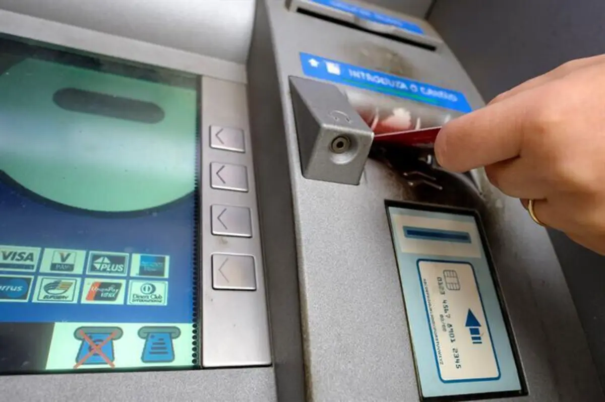 Suspeita usou caixa ATM para transferir 2553 euros para a sua conta bancária