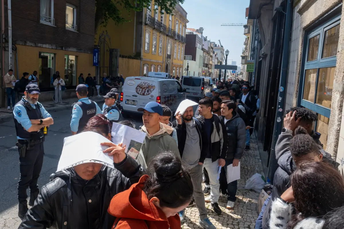 Imigrantes fazem filas à porta dos registos