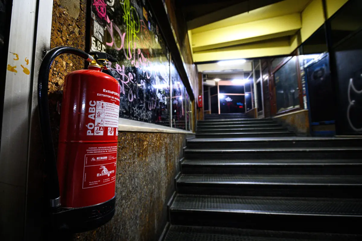 Rui Moreira esclareceu ainda que o espaço de "coworking" está a ser pensado para o piso superior, onde existe um espaço do "género de multiusos", e que o município se comprometeu a ficar com as duas s