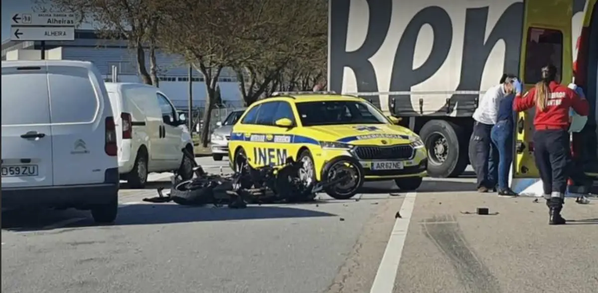 Vítima está a ser assistida no local