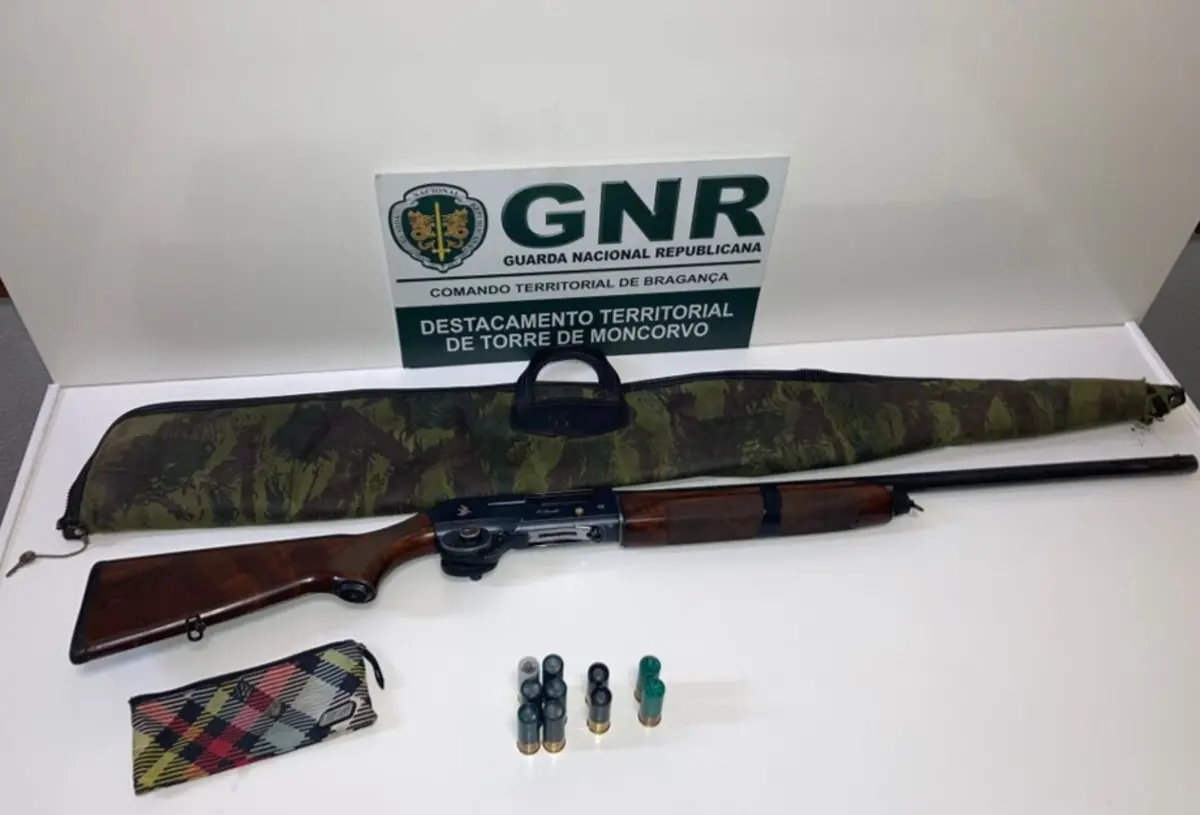 Suspeito tentou dissimular bolsa na vegetação