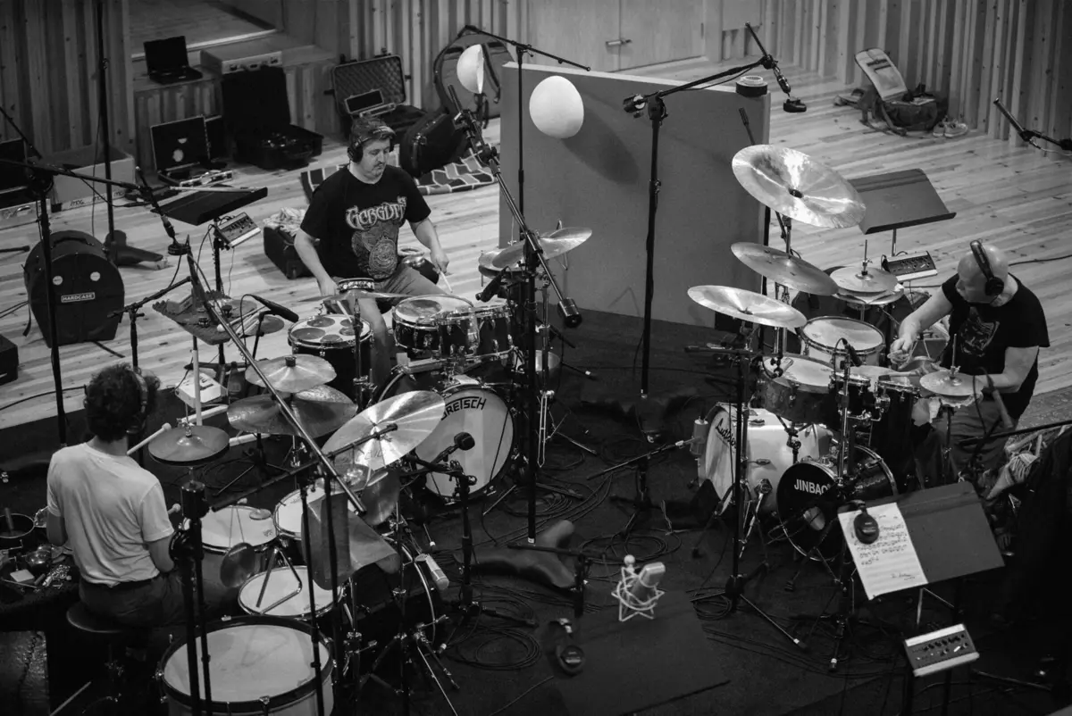 Trio de bateristas Alma Tree: histórico Bob Moses e dois novos craques da percussão exploratória, Pedro Melo Alves e Vasco Trilla