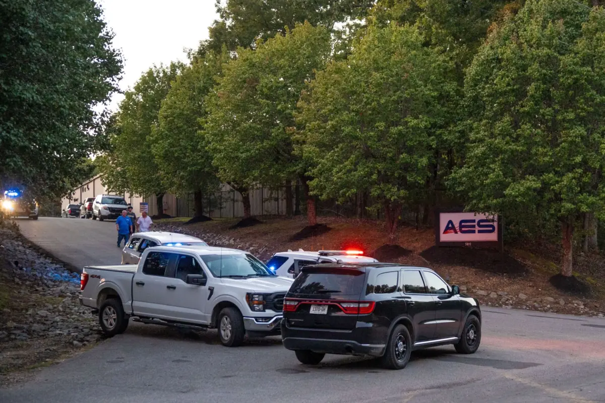 A fábrica está localizada perto de Bucksnort, numa zona arborizada e montanhosa