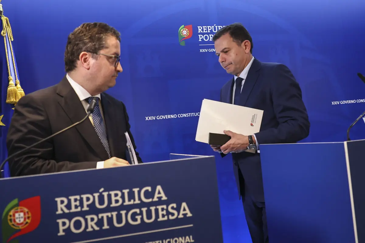 Joaquim Miranda Sarmento, ministro das Finanças, e Luís Montenegro, primeiro-ministro