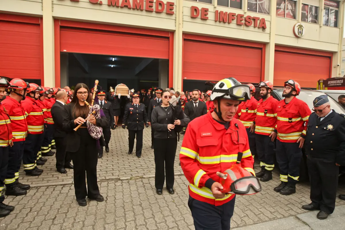 Imagem de contexto do artigo O que é e quem pode decretar o luto nacional?
