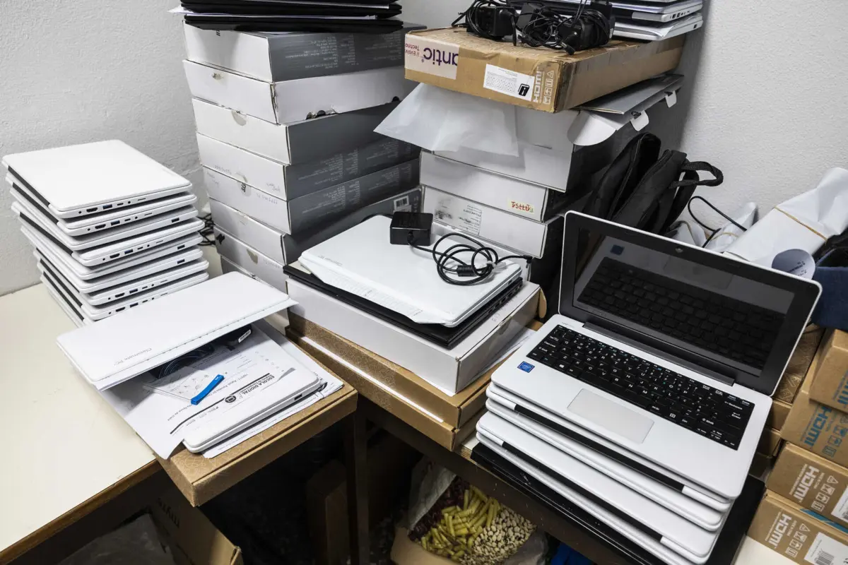 Há computadores avariados, guardados nas escolas, à espera de uma decisão do Ministério da Educação