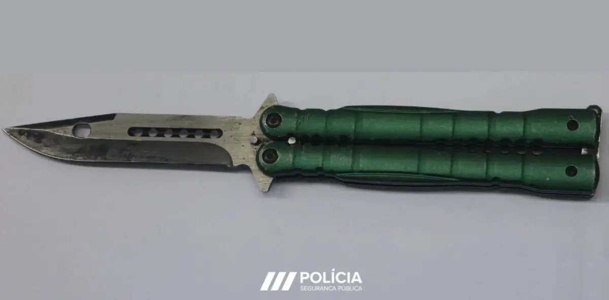 A detida, a quem foi apreendida a arma branca, foi notificada para comparecer junto das autoridades