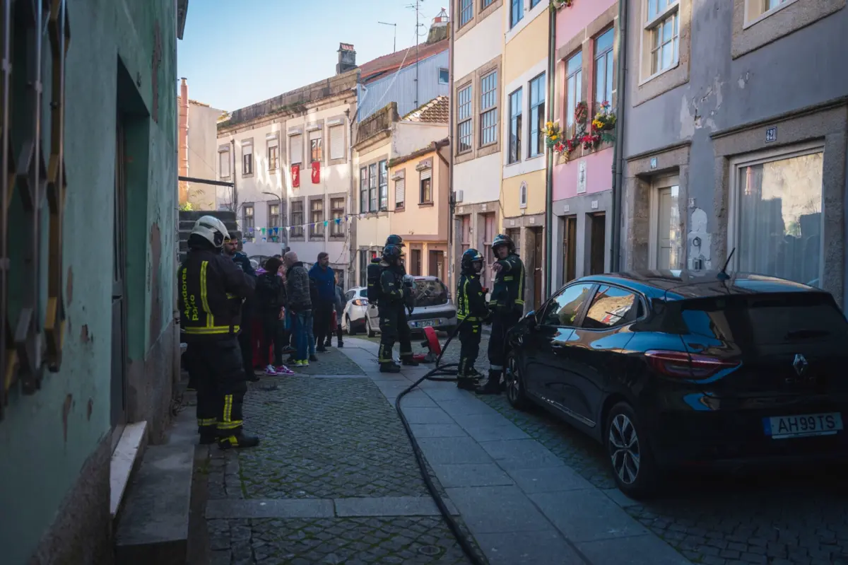 O incêndio foi dado como extinto pouco antes das 13 horas e foi efetuada a ventilação do local