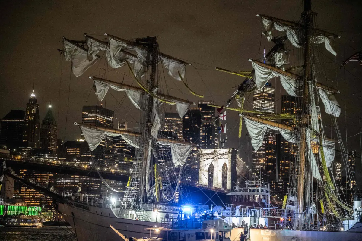 Os três mastros do navio partiram-se, um a seguir ao outro, à medida que foram embatendo na ponte