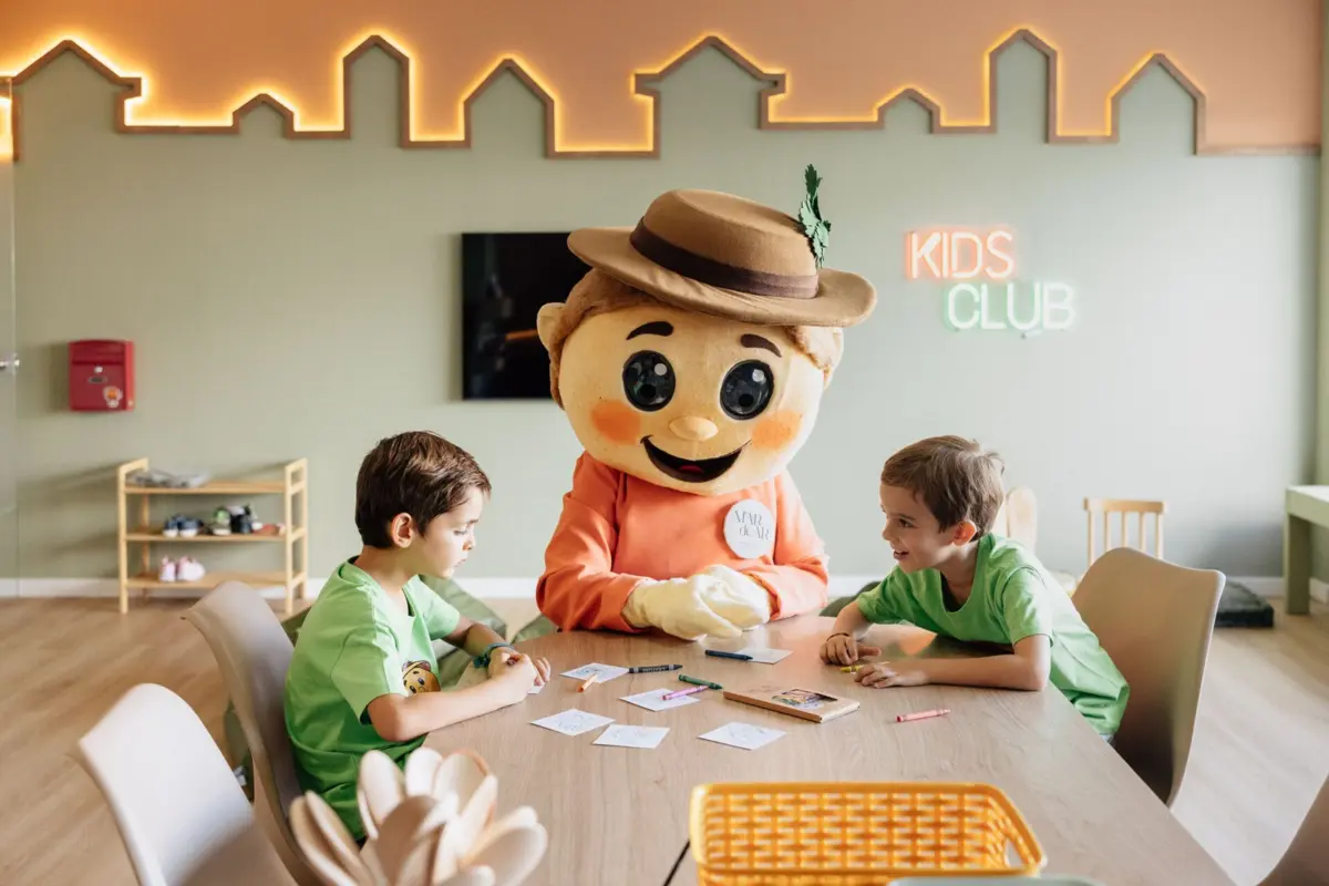 O Migas (na foto) é a nova mascote infantil do hotel M'AR de Ar Muralhas, em Évora.