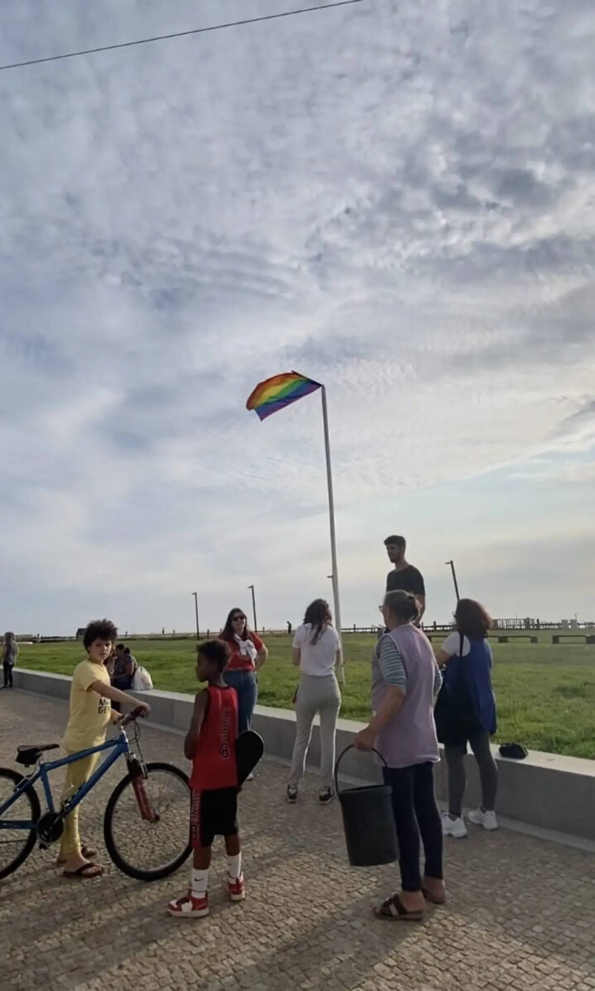 Bandeira tinha sido colocada pela JS