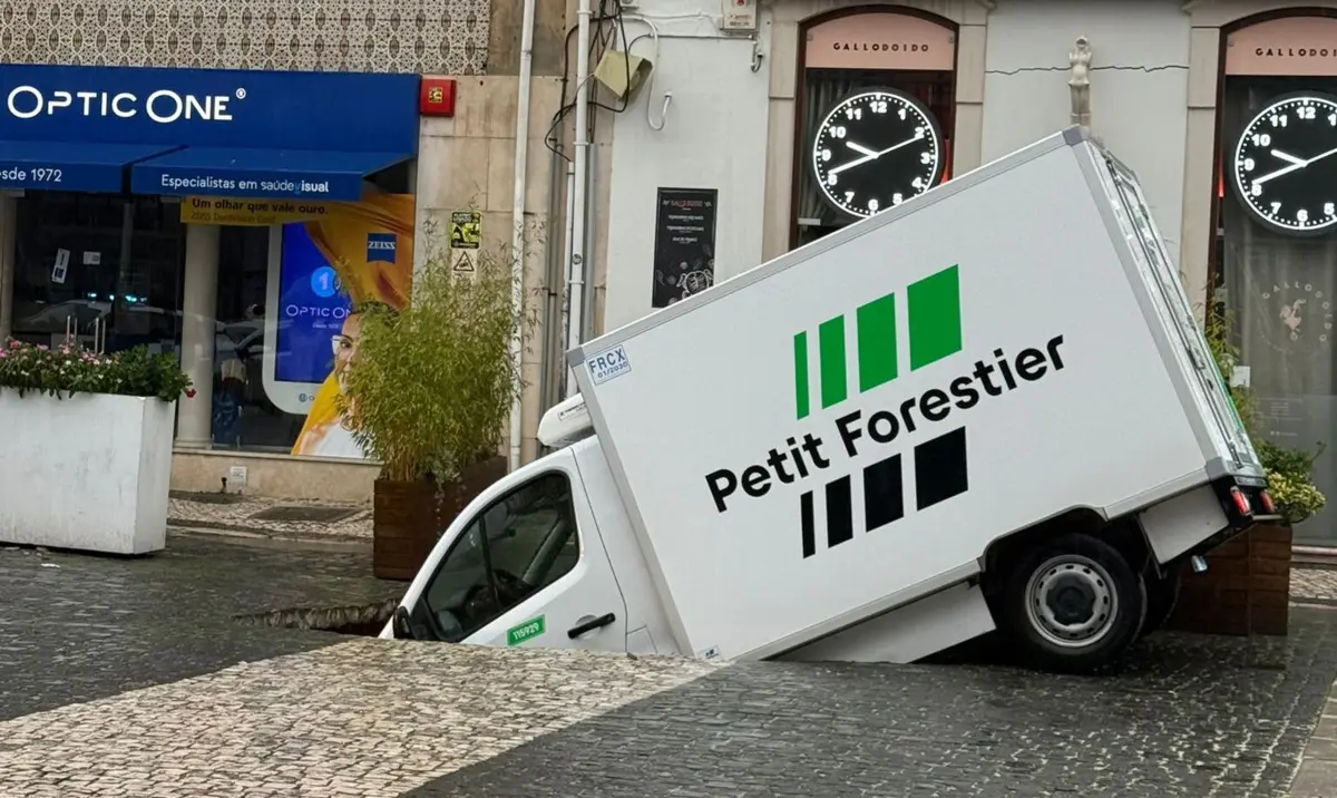 Carrinha ficou dentro do buraco que se abriu na via