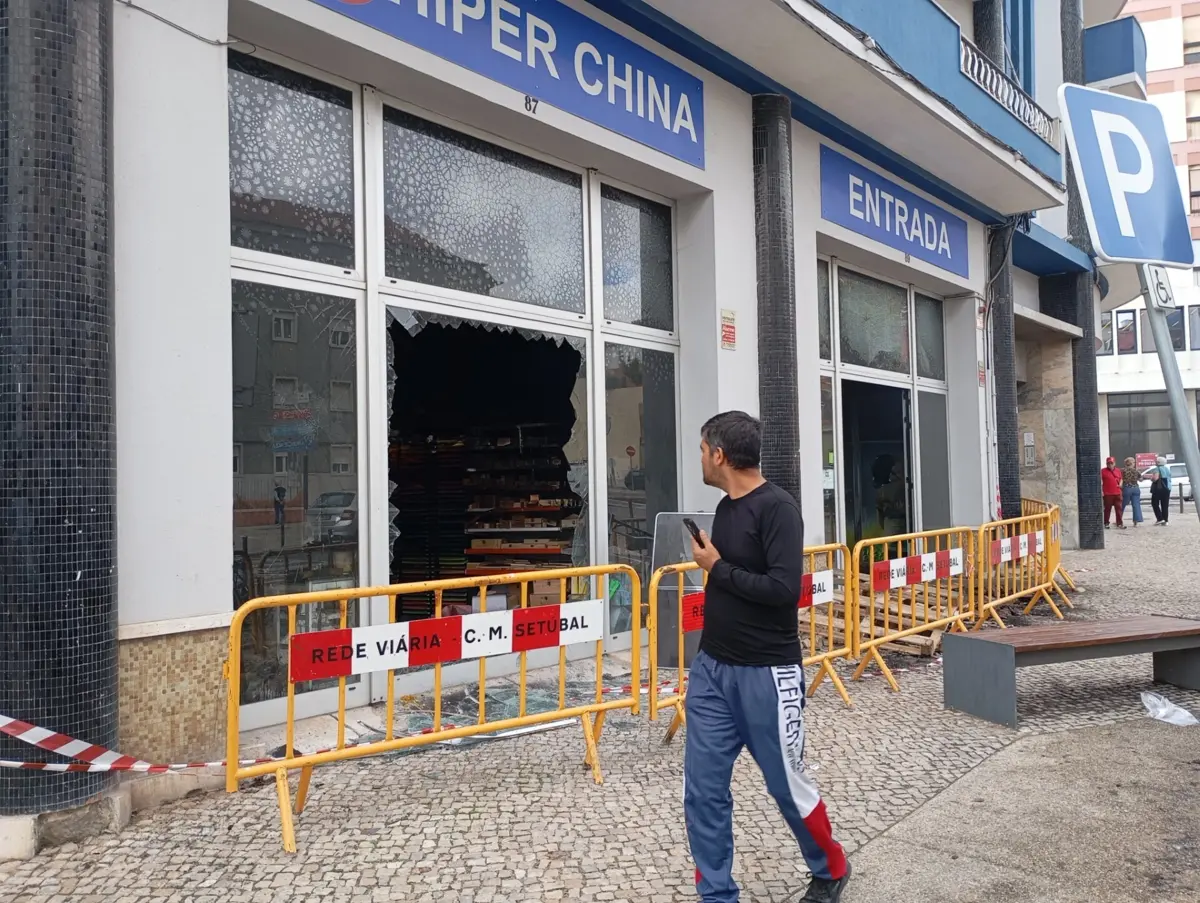 O incêndio deflagrou na noite de terça-feira na loja Hiper China