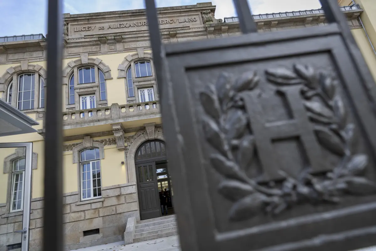 Estabelecimento de ensino encerrou, durante a manhã desta quarta-feira, para que fossem efetuadas operações de limpeza