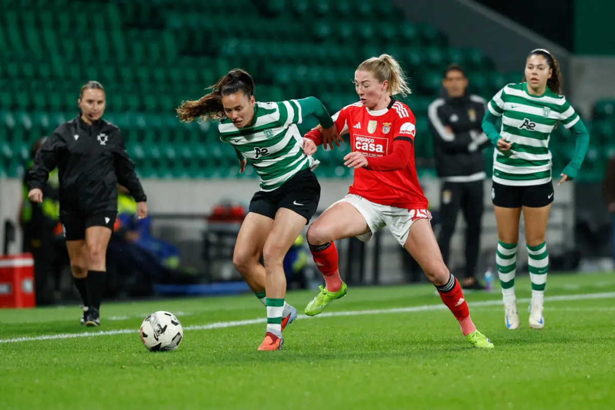 Imagem de contexto do artigo Benfica ataca juízes do dérbi feminino: "Sporting escapa a mais uma derrota com ajuda da arbitragem"