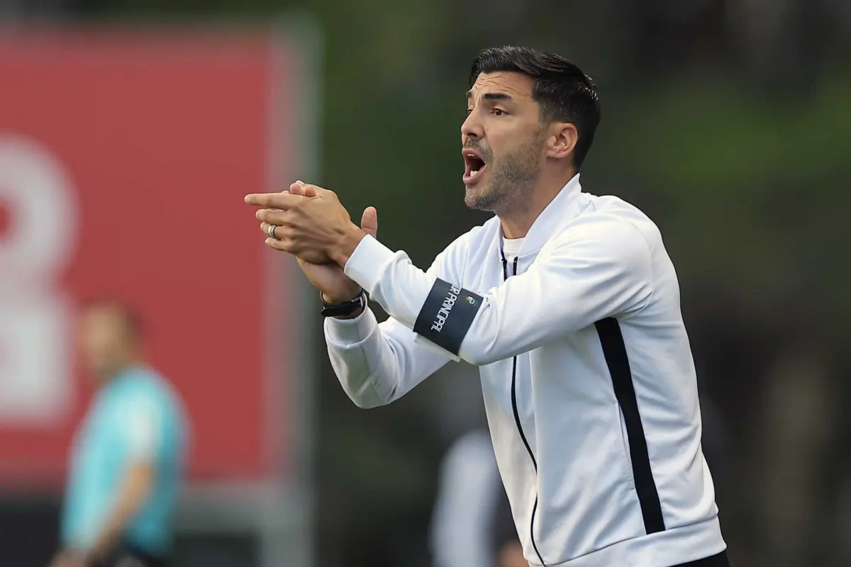 Treinador do Farense elogia o guarda-redes Ricardo Velho. "Se não sair é porque estão a dormir", disse.