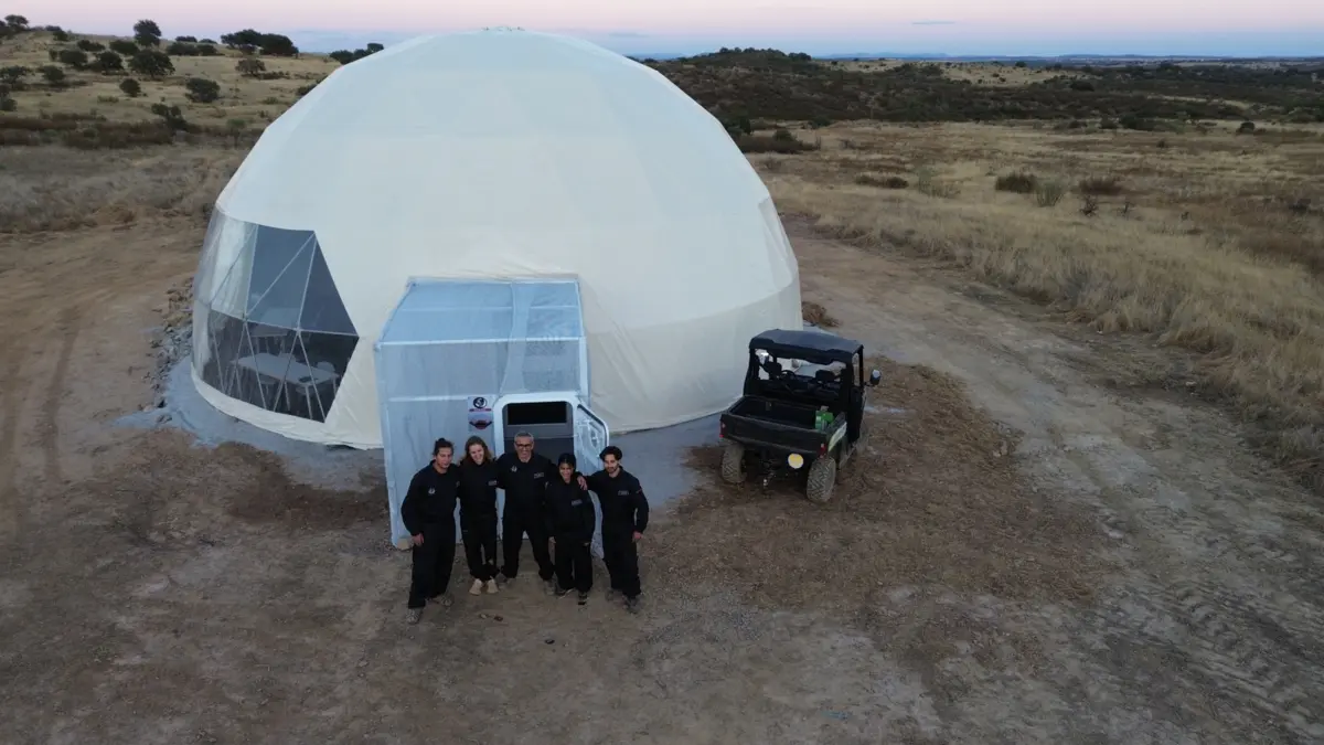 Durante duas semanas, vão viver como astronautas e fazer experiências ao abrigo de um projeto internacional