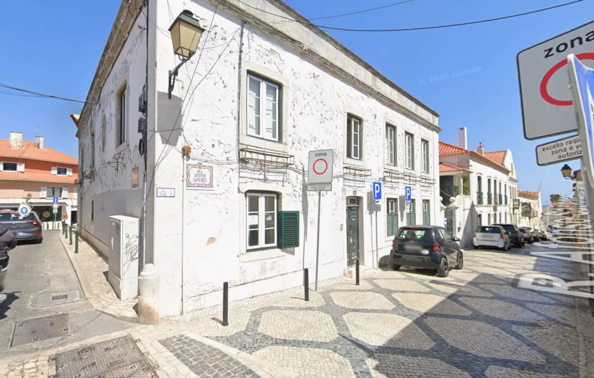 PSP foi acionada para uma ocorrência na Rua Afonso Sanches, em Cascais, dando conta da existência de um indivíduo esfaqueado na via pública