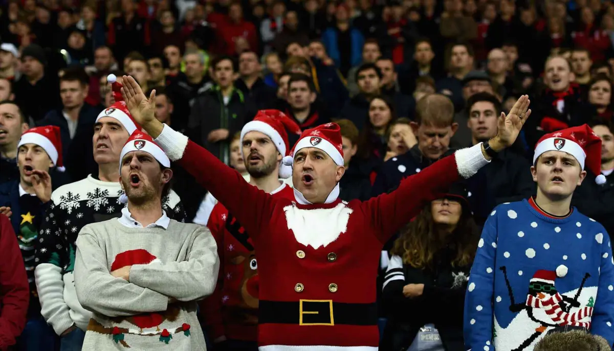 Adeptos ingleses mostram o espírito de Natal no Boxing Day