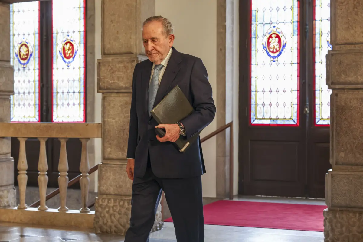 Ramalho Eanes vai ser distinguido no Porto