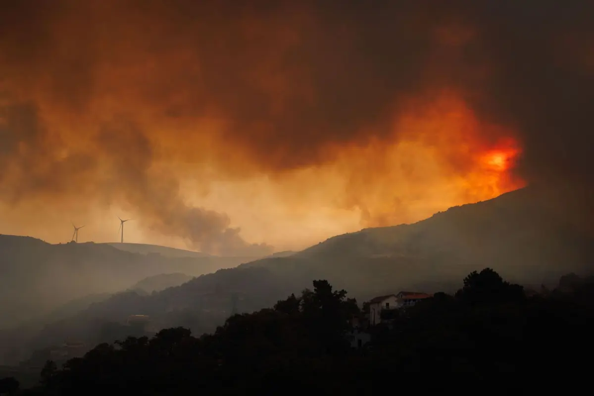 Imagem de contexto do artigo Fogo na serra do Alvão com duas frentes a arder com intensidade
