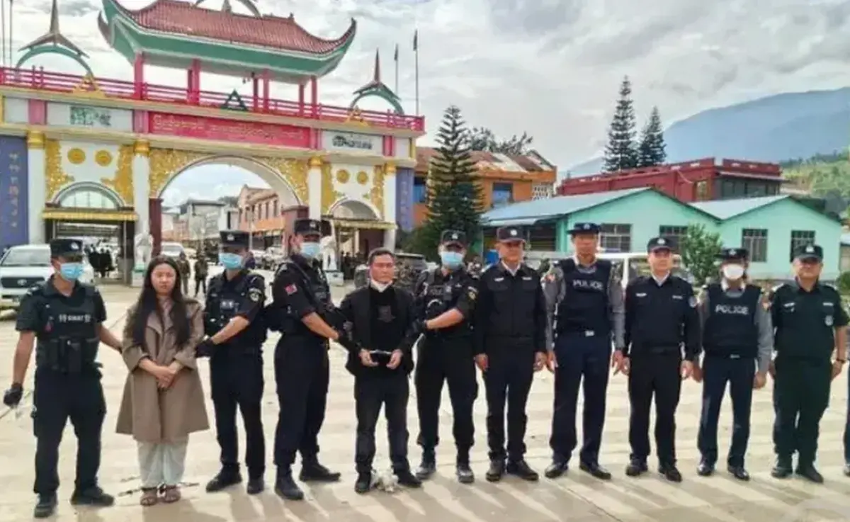 Uma fotografia divulgada pelo Ministério Público da Segurança da China mostra a captura de Ming Zhenzhen e Ming Guoping, exibidos algemados