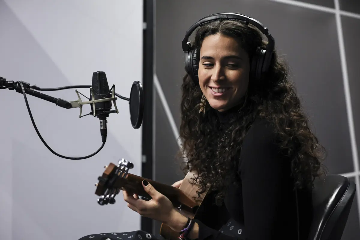 A cantora notabilizou-se entre o público português depois de ter vencido o Festival da Canção e concorrido à Eurovisão