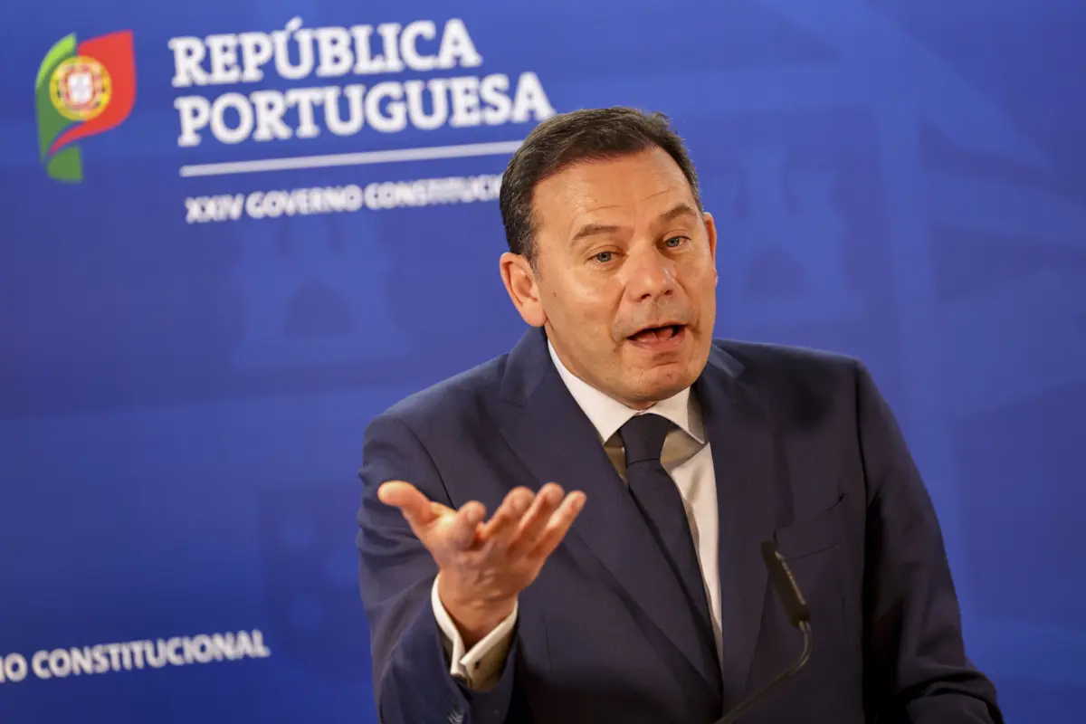 Luís Montenegro acusou os partidos da oposição de se distraírem "com manobras parlamentares"