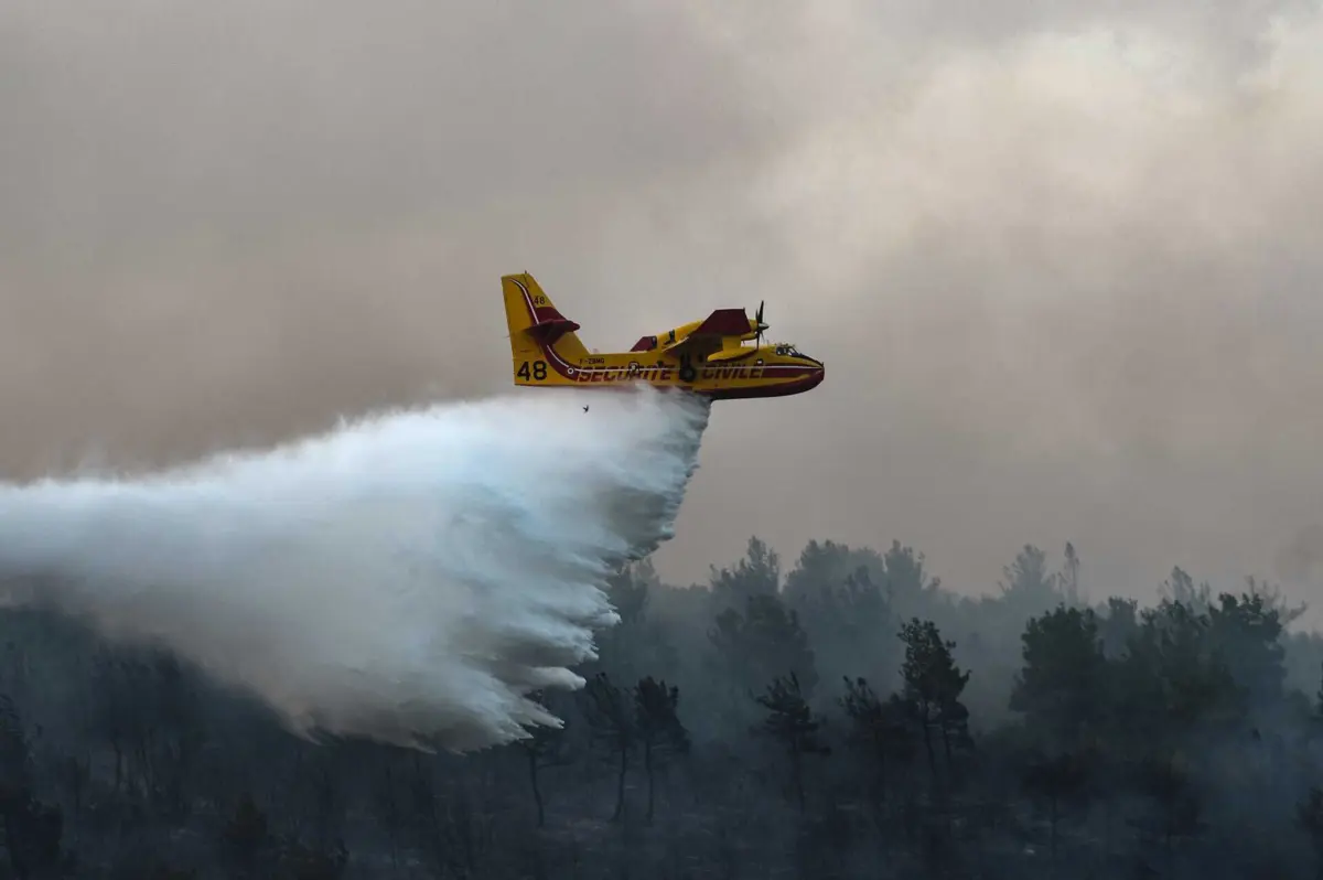 Meios aéreos e dezenas de bombeiros empenhados no combate às chamas