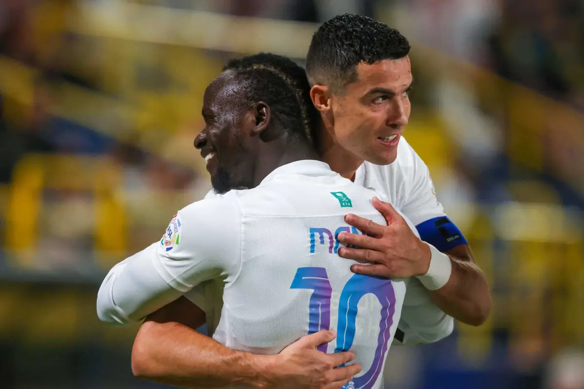 Cristiano Ronaldo celebra um dos golos com o colega Sadio Mané, que também bisou na vitória sobre o Al Ittihad