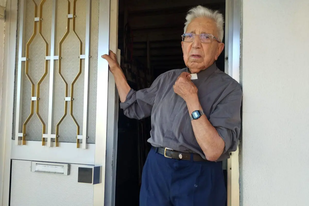 O padre Tobias Álvares da Silva tem 99 anos