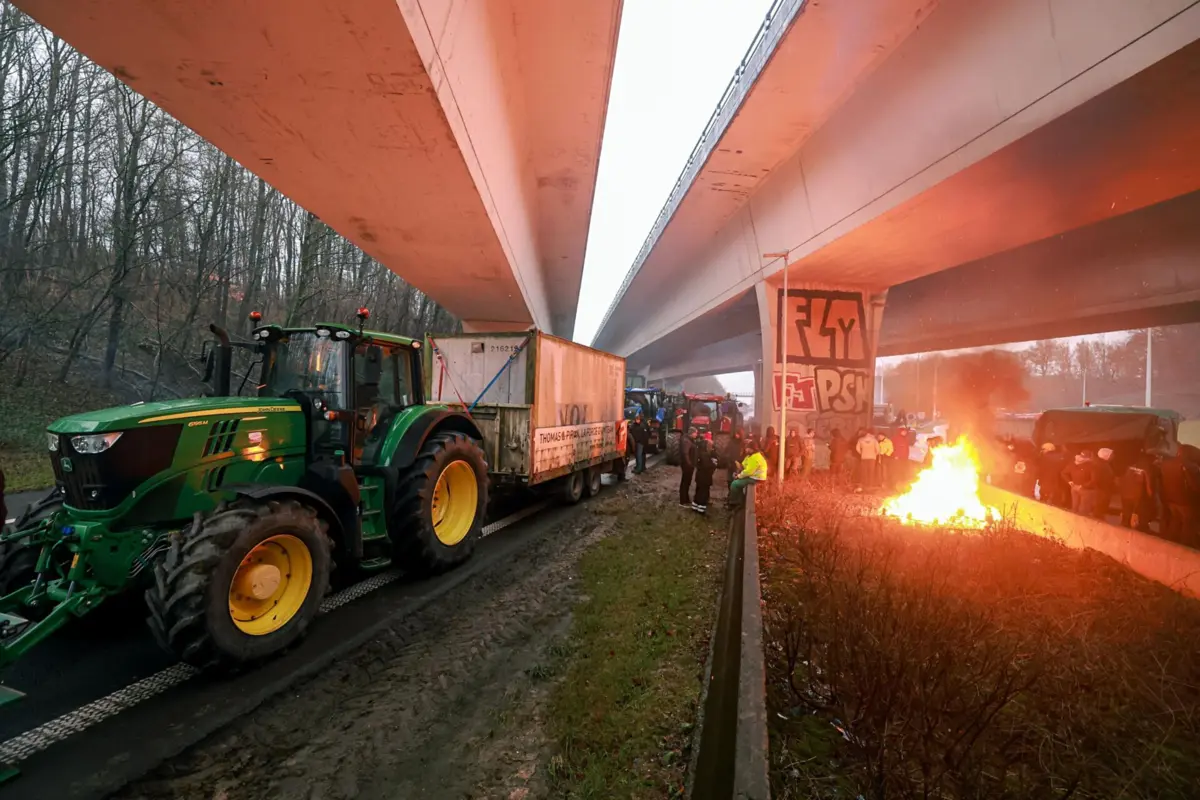 Imagem de contexto do artigo Agricultores franceses bloqueiam estradas nas fronteiras com Bélgica e Espanha