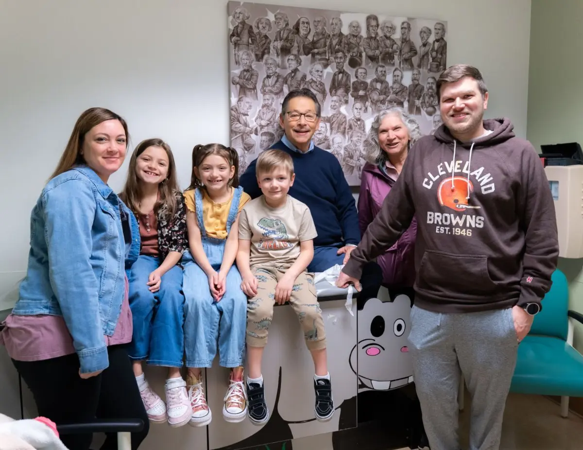 Ava, Olivia e Landon, com os pais e profissionais responsáveis pelo tratamento, na Universidade da California, em Los Angeles