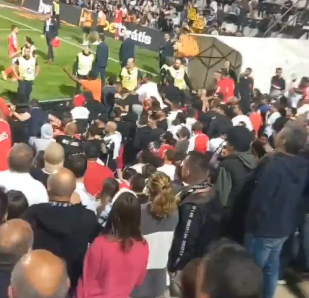 Adeptos do Benfica contestaram a equipa