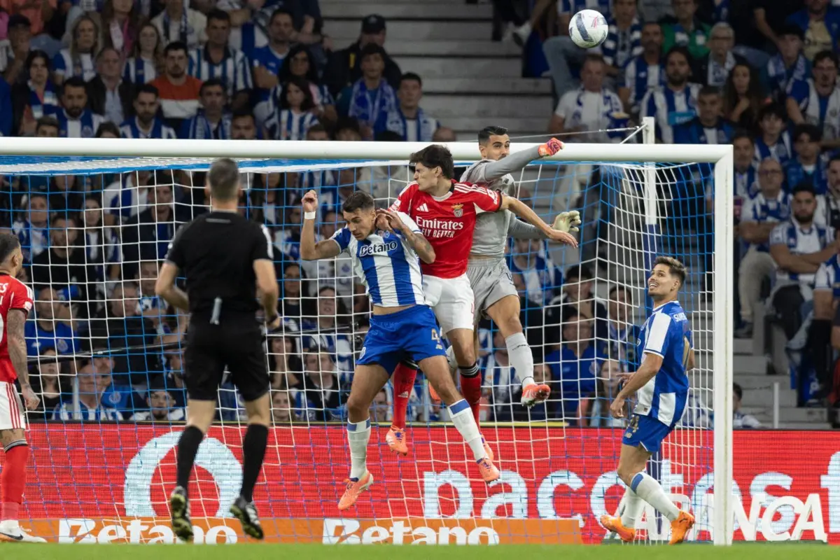 Diogo Costa e Kiwior em luta nas alturas com António Silva no clássico