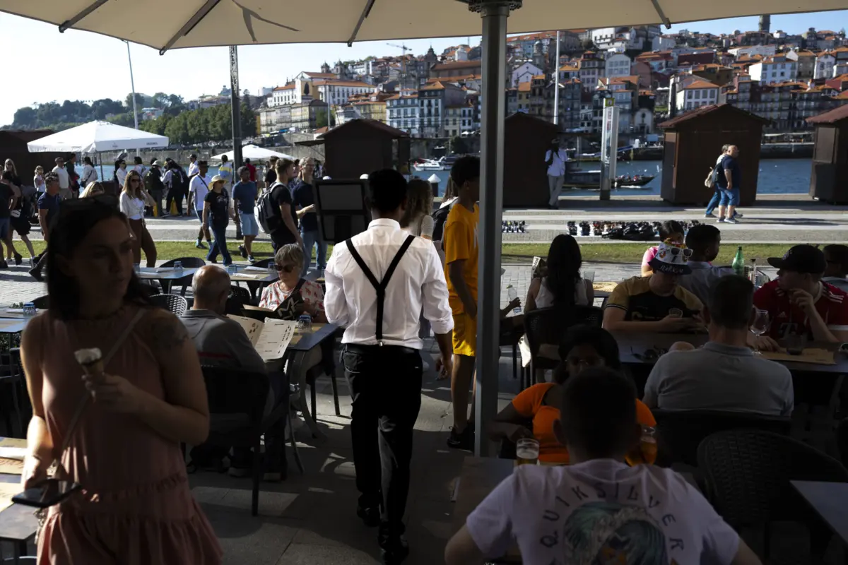 Restauração emprega muitos jovens de forma temporária