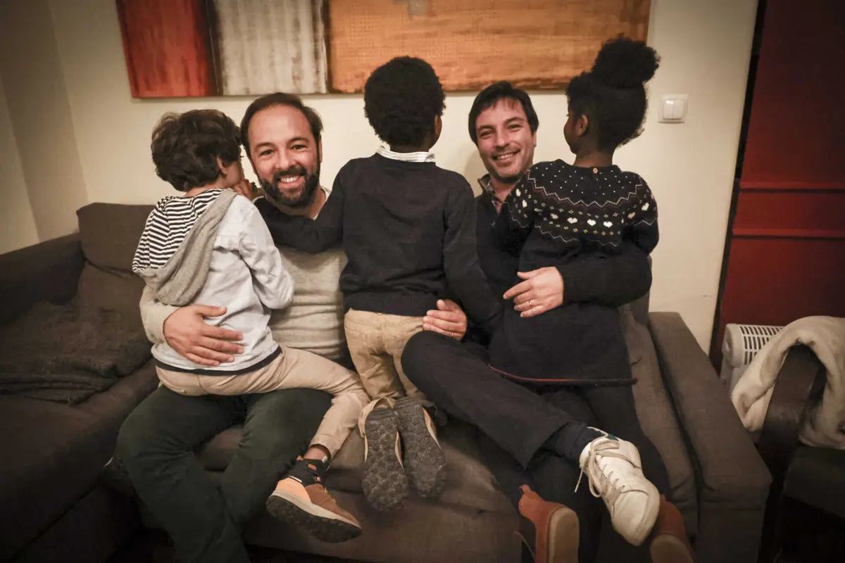 Miguel e Gonçalo de Oliveira conheceram-se através do projeto "Pai p'ra toda a obra" e têm agora três filhos adotados em comum: Duda, Isas e Ca