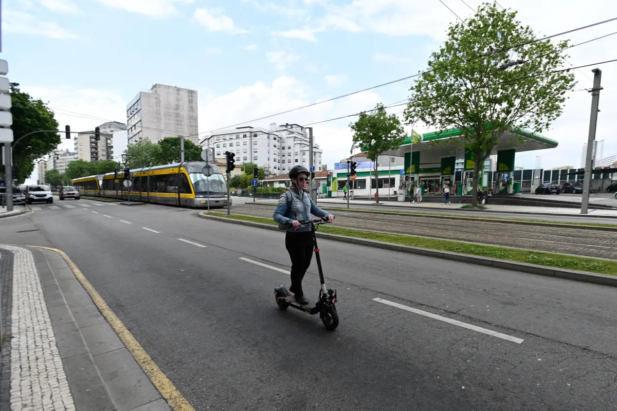 Imagem de contexto do artigo Portugal entre seis países europeus sem idade mínima para conduzir trotineta elétrica