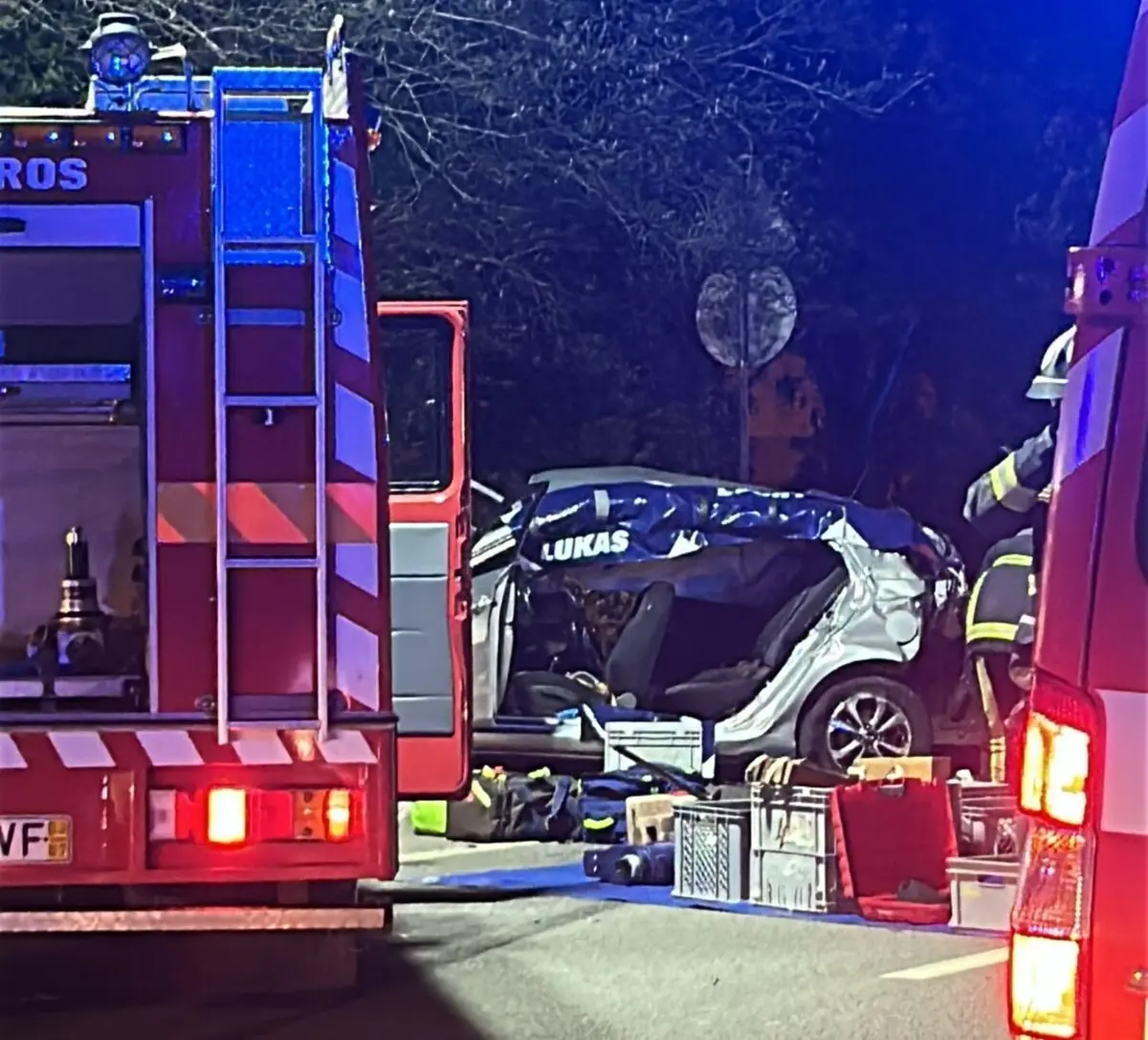 Acidente envolveu uma mota e três carros