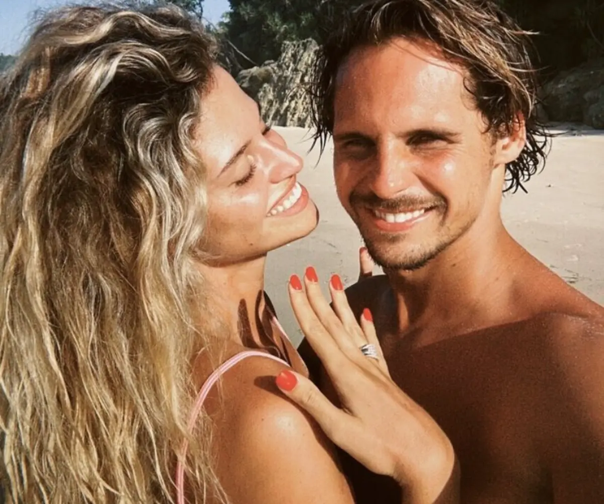 Atriz foi surpreendida pelo surfista após quatro anos de namoro