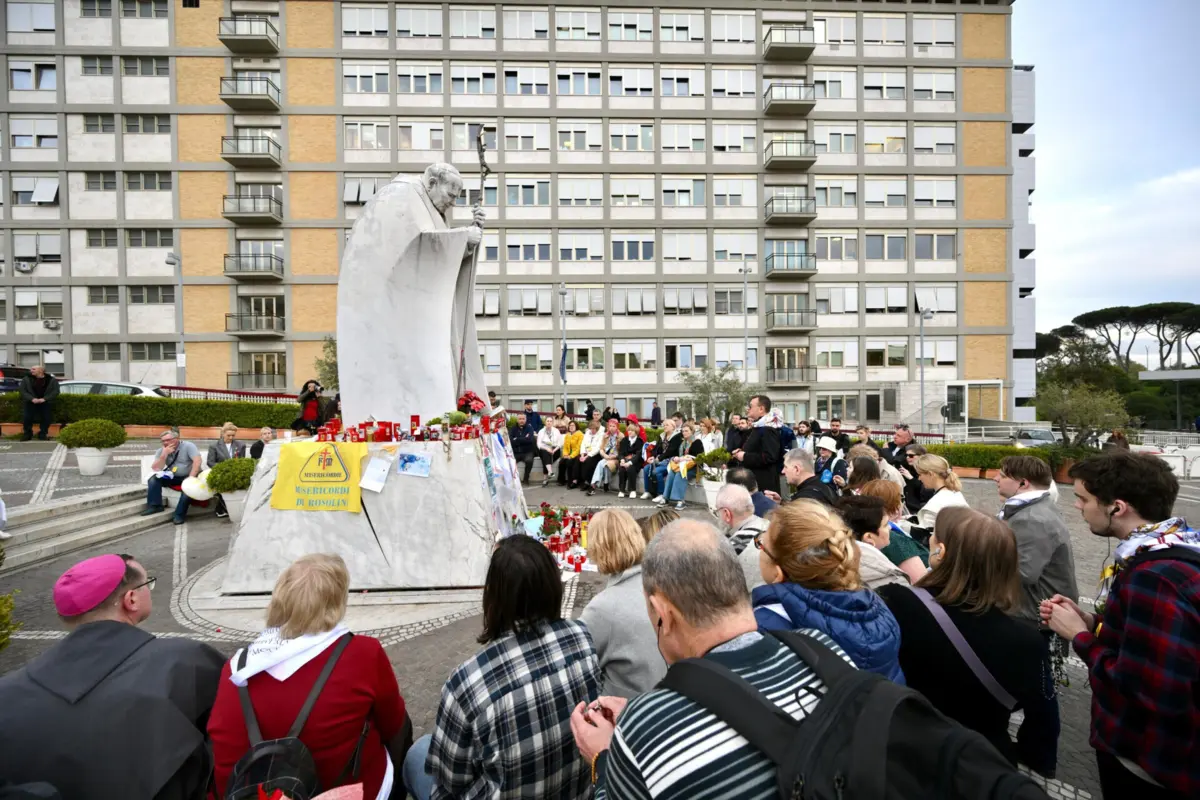 Fiéis oram pelo Papa Francisco em frente ao hospital Gemelli