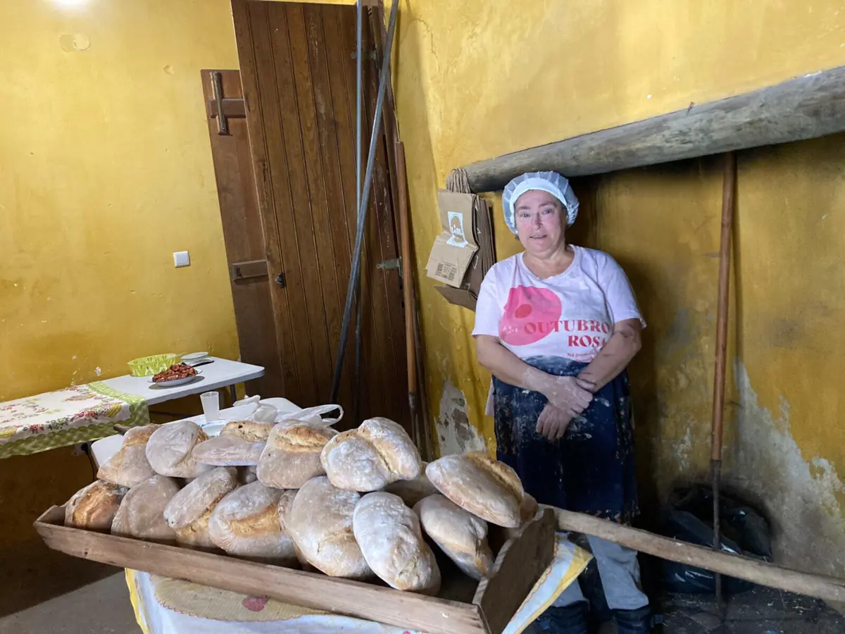 Lurdes Silva com mais uma fornada acabada de cozer