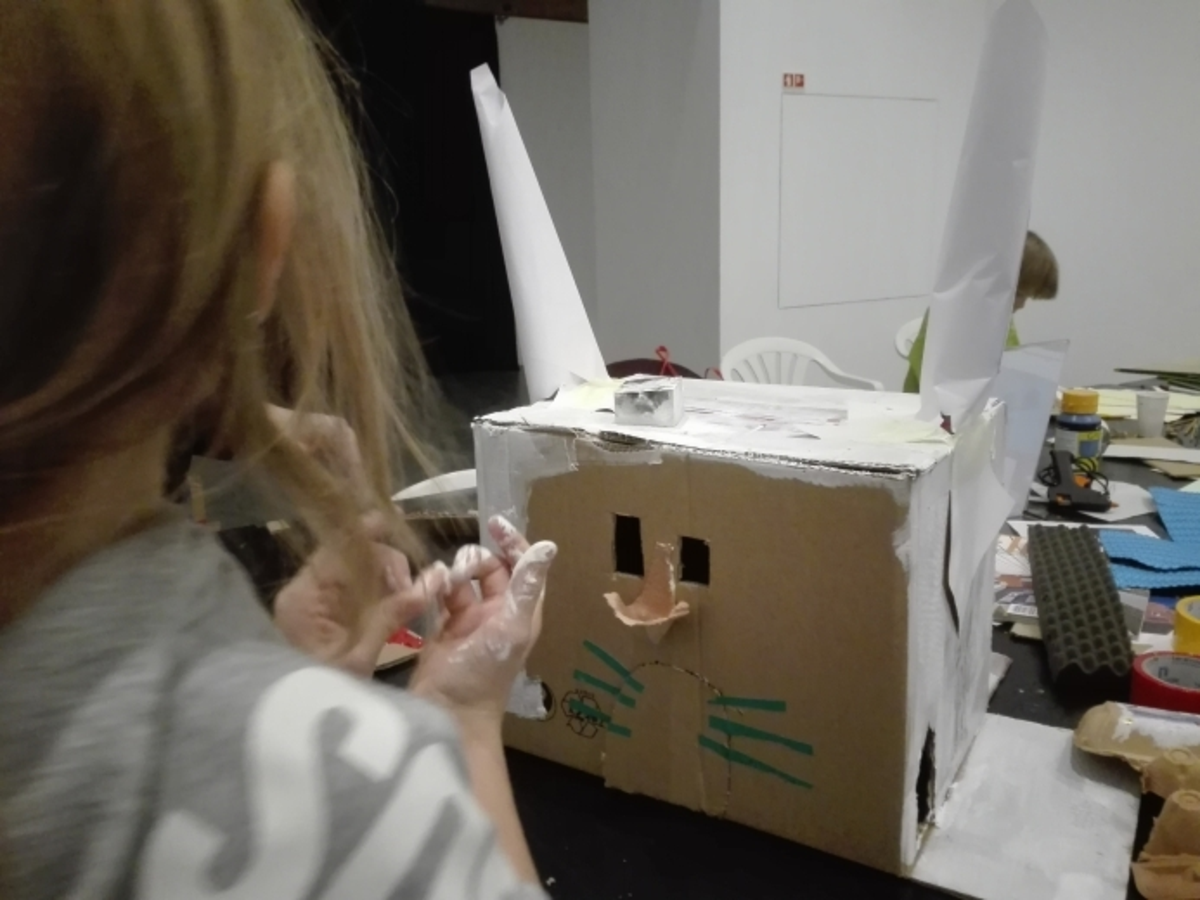 Oficina no MAAT para crianças, acompanhadas por um adulto