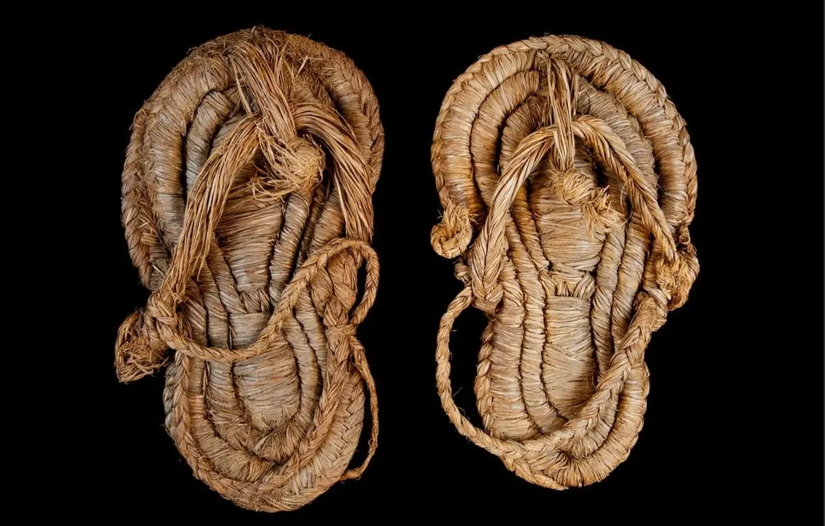 Sandálias de esparto foram encontradas junto a restos humanos mumificados