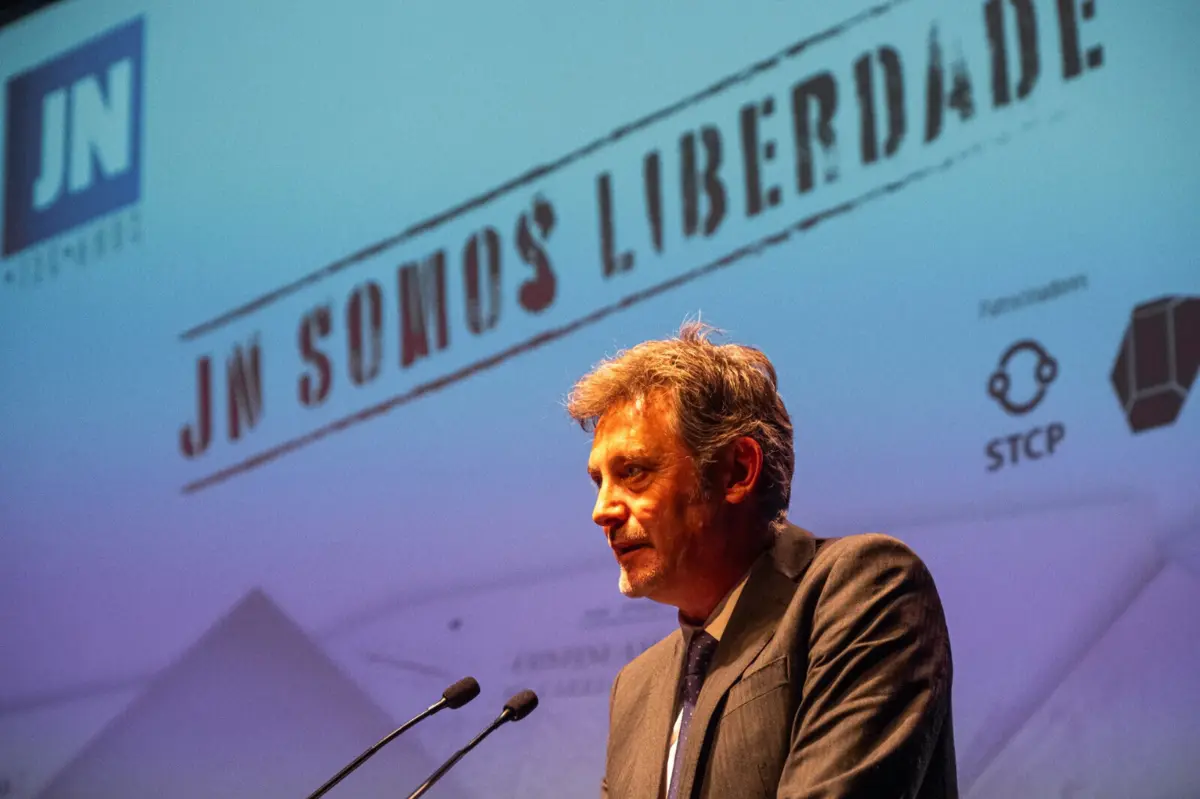 Domingos de Andrade, diretor-geral editorial da Global Media Group, afirmou que o poder político deve tomar medidas para proteger o jornalismo