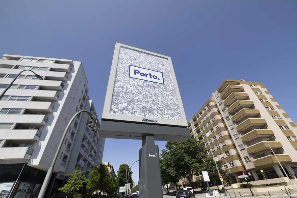 Câmara do Porto recebe livros escolares, que depois entrega a quem precisar