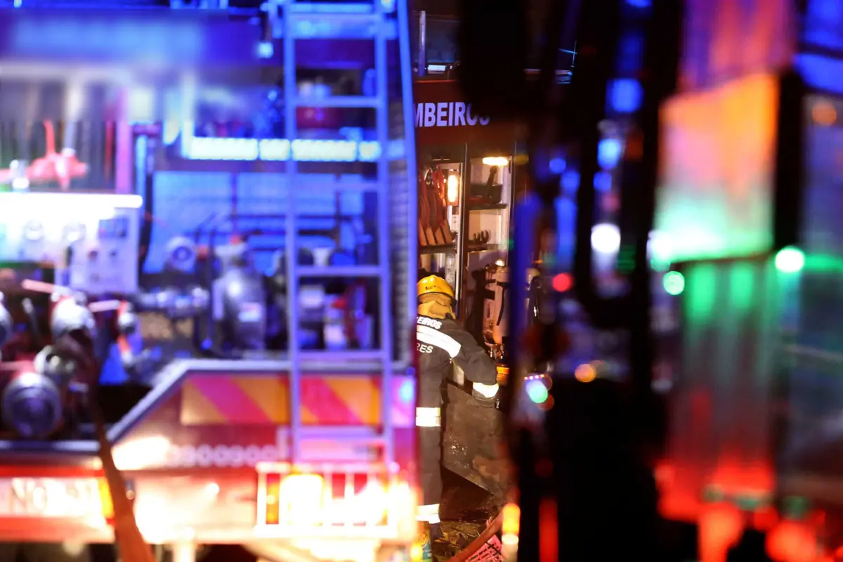 Foram mobilizadas duas ambulâncias dos Bombeiros Tirsenses para o local