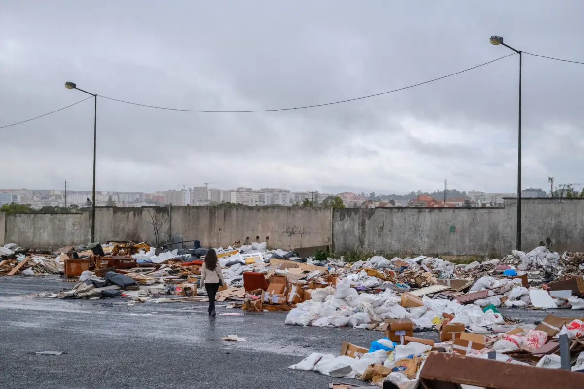 Toneladas de entulho atrás do cemitério de Carnide