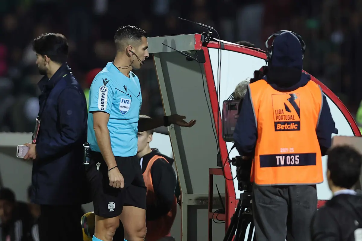 Fábio Veríssimo recorreu ao vídeoárbitro para tomar várias decisões no AVS-Sporting, que terminou com um empate, 2-2